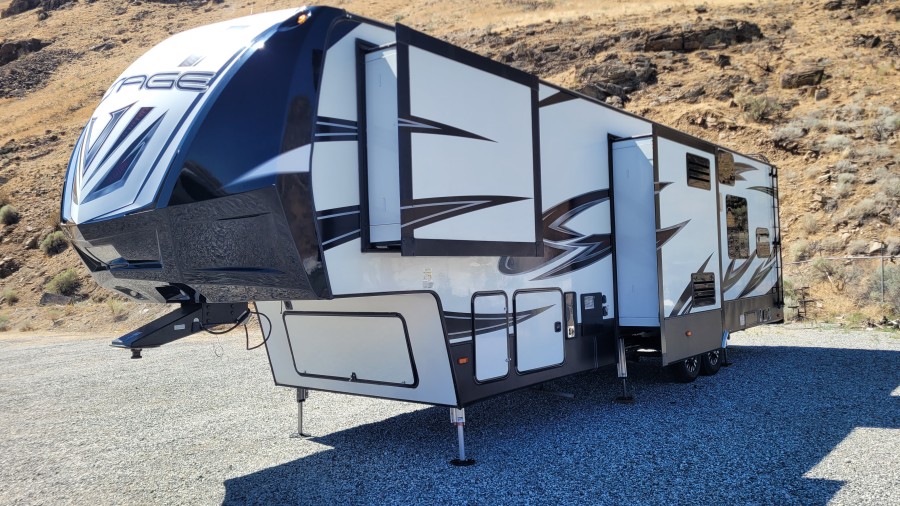 2018 Dutchmen Voltage 3605 1